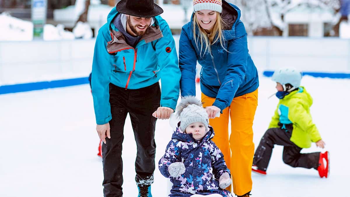 Schaatsen met kinderen in de buitenlucht – winterplezier voor het hele gezin op de ijsbaan in Neukirchen, Wildkogel Arena.